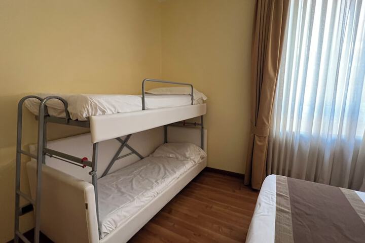 Room 90 of 233