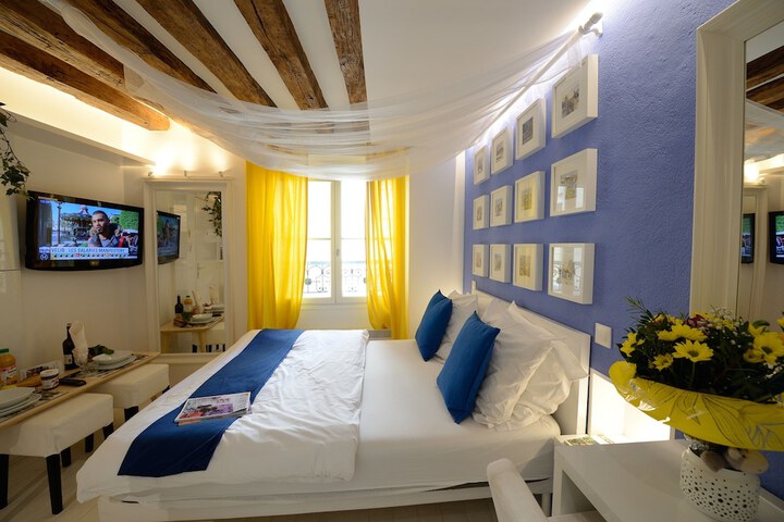 Room 215 of 648