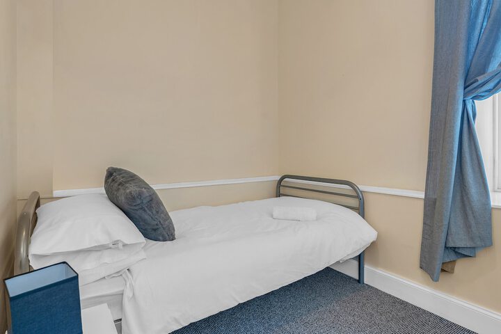 Room 9 of 38