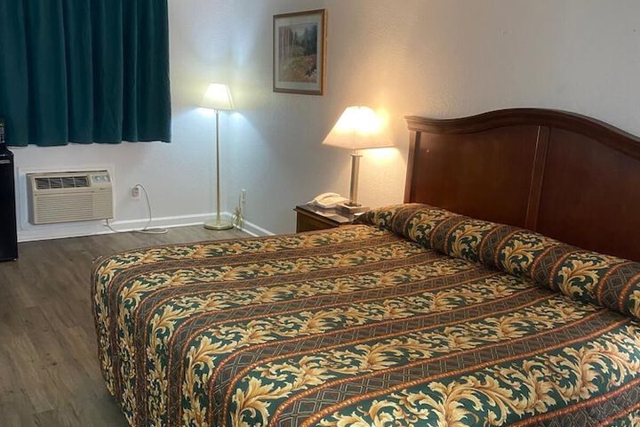 1 King Bed (4 of 5)