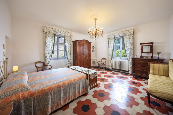 Room 3 of 32