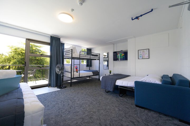 Room 14 of 165