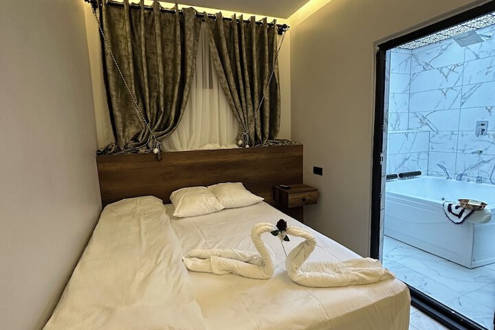 Room 4 of 15