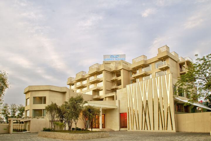 Hotel Exterior 34 of 35