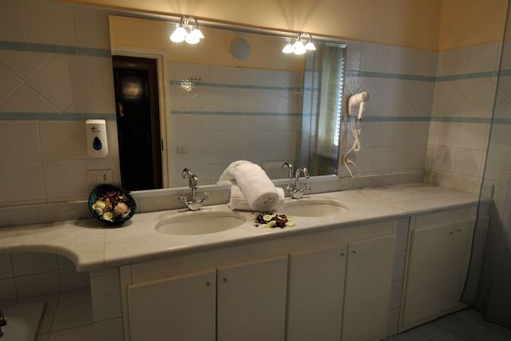 Room 16 of 28