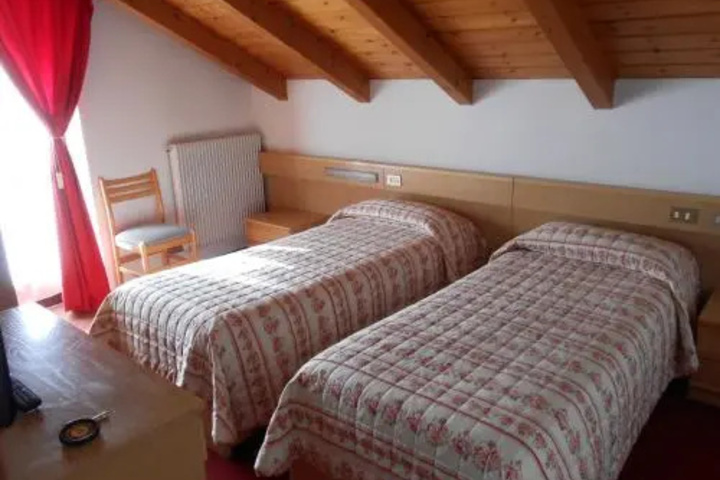 Room 6 of 13