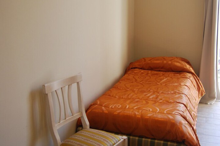 Room 6 of 42