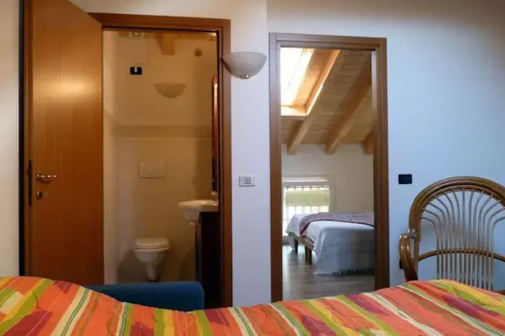 Room 6 of 10