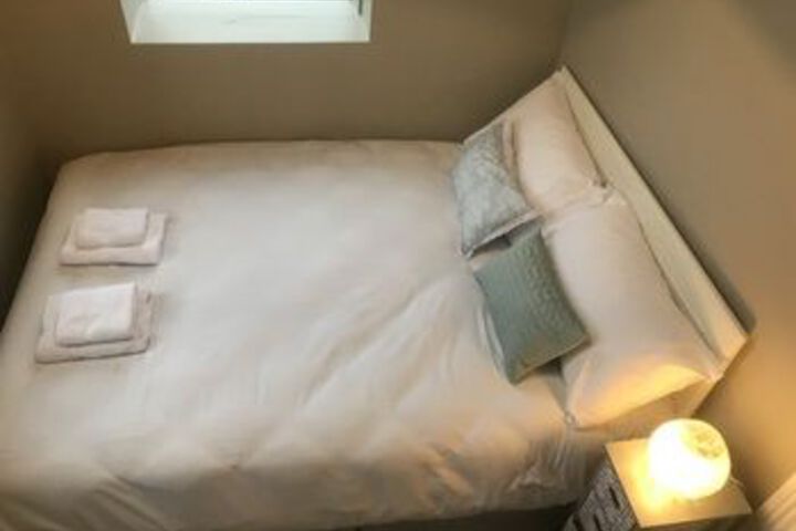 Room 6 of 12