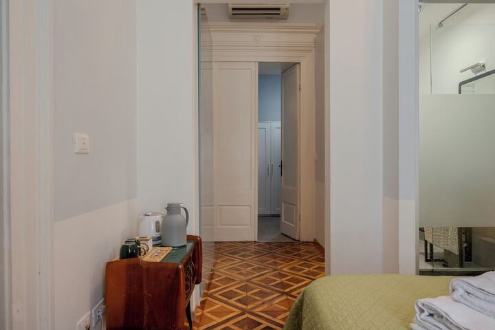 Room 6 of 71