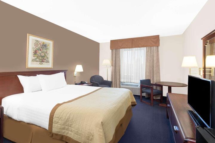 1 Queen Bed Accessible Room (3 of 9)