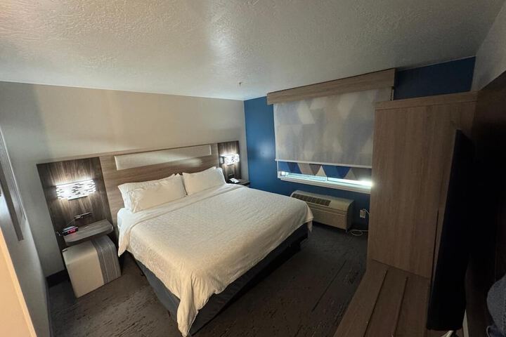 Room 8 of 25