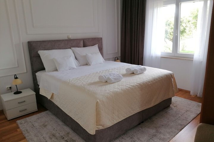 Room 27 of 102