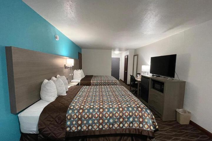 1 King Bed (2 of 11)