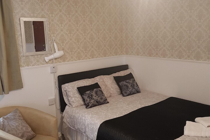 Room 5 of 93