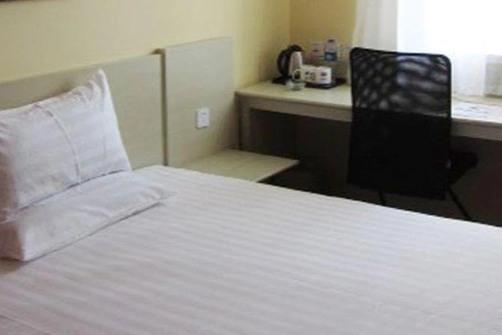 Room 6 of 17