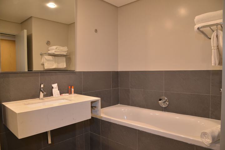 Room 16 of 28