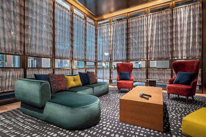 Lounge 43 of 50