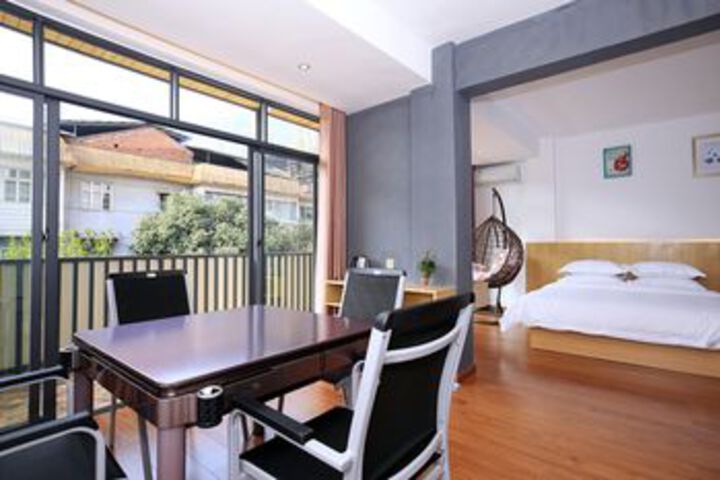 Room 4 of 25