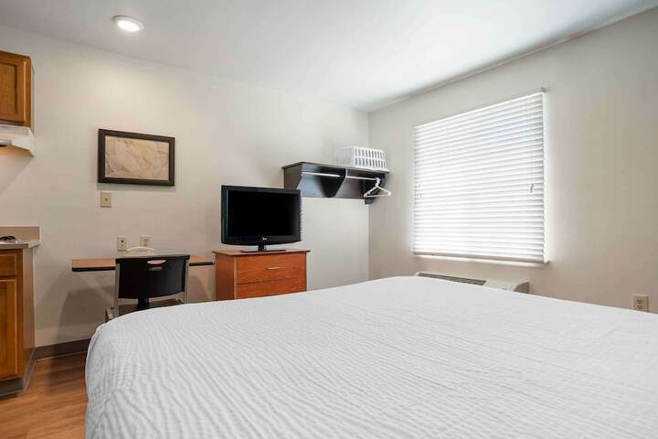 Studio Queen Bed (2 of 10)