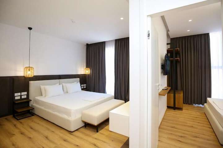 Room 18 of 118