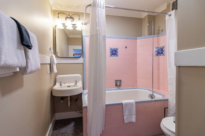 1 Queen Bed (11 of 13)
