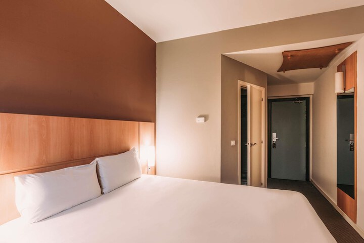 Room 10 of 111