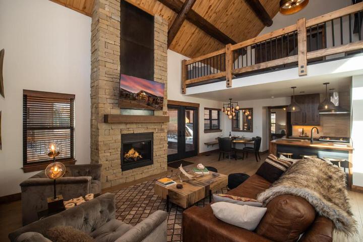 Estes Escape – Jacuzzi Indoor / Outdoor Fireplace and BBQ Grill in Estes Park, CO
