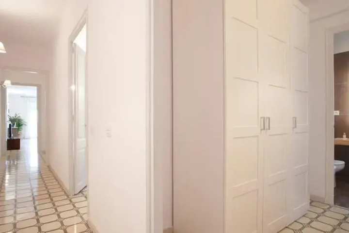 Room 6 of 8