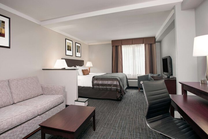 1 King Bed (5 of 14)