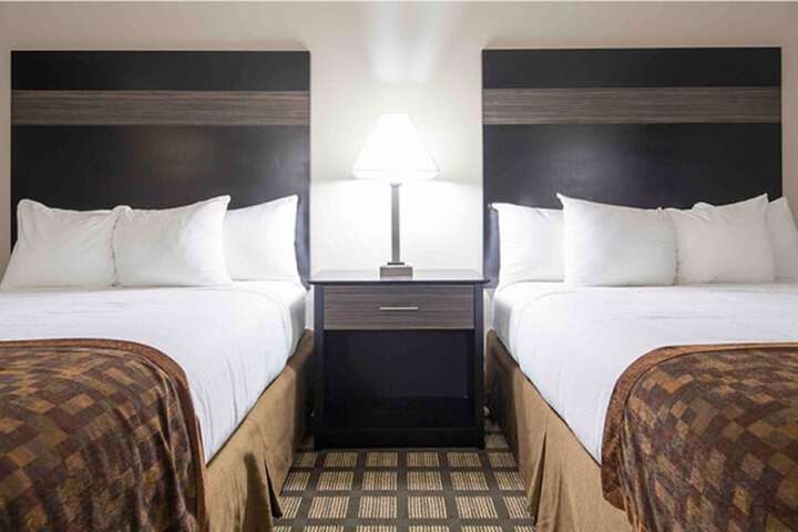 2 Queen Beds Annex Building Exterior Entrance No Elevator Accessible Microwave and Refrigerator WiFi Full Breakfast (10 of 15)