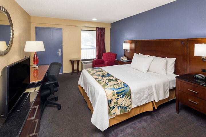 1 Queen Bed (4 of 6)