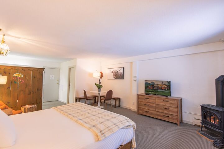 Superior 1 Queen and 1 Double Bed Queen Bed (18 of 26)