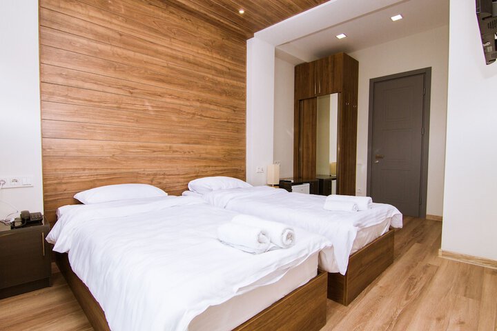 Room 6 of 44