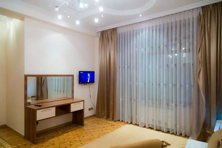 Room 6 of 19