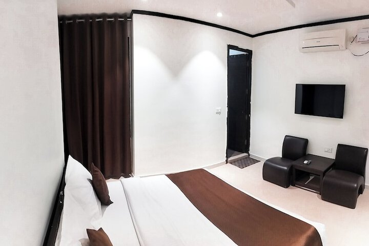 Room 8 of 18
