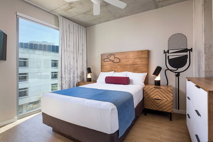 Room 6 of 85