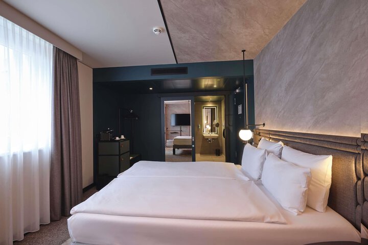 Room 44 of 145