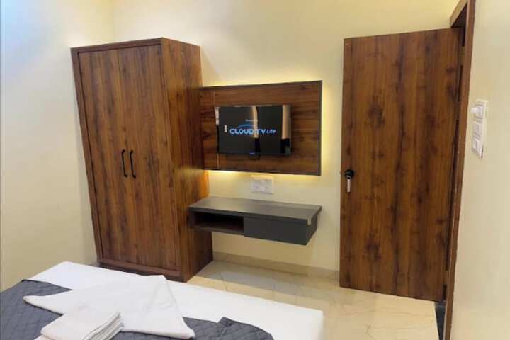 Room 3 of 13