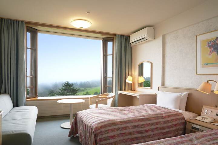 Room 2 of 163