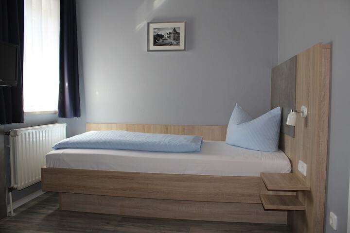 Room 3 of 33