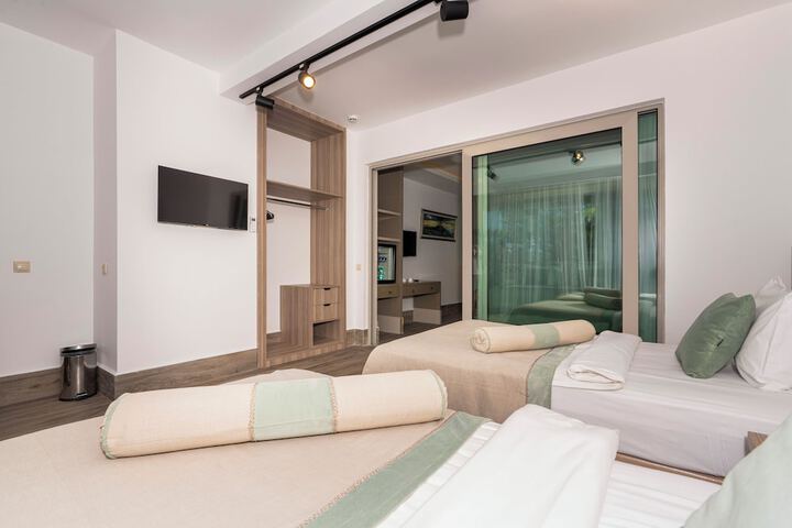 Room 15 of 152