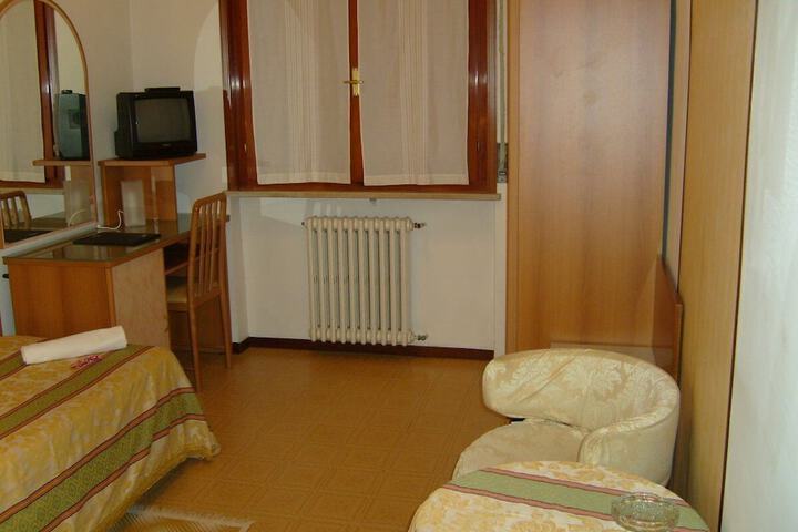 Room 6 of 42