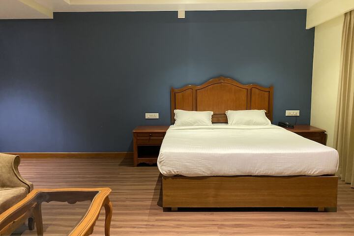 Room 9 of 12