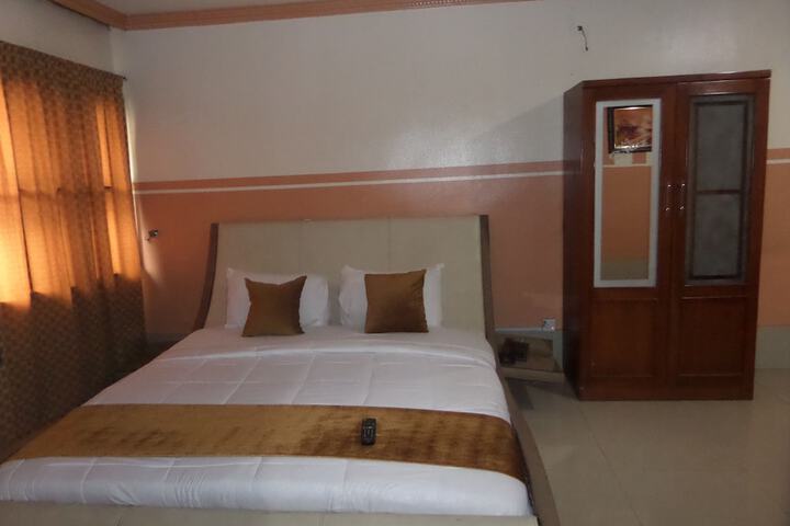 Room 5 of 16