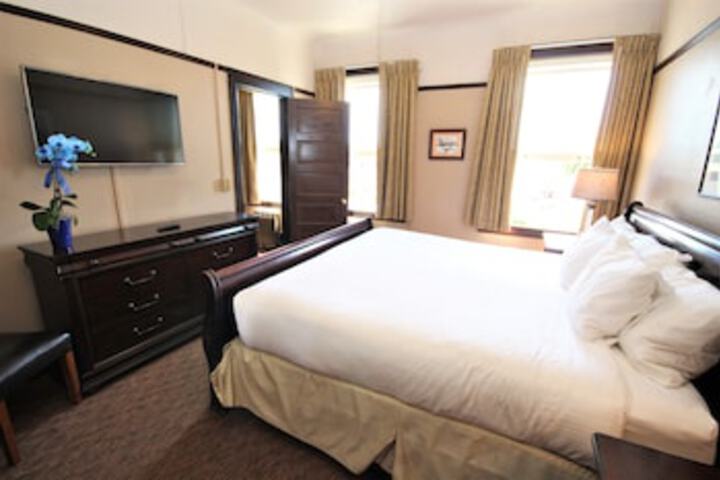 Room 40 of 153