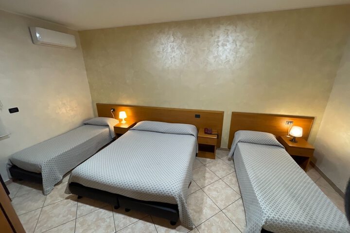 Room 33 of 81