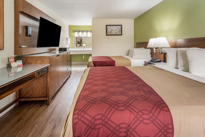 2 Queen Beds (3 of 8)