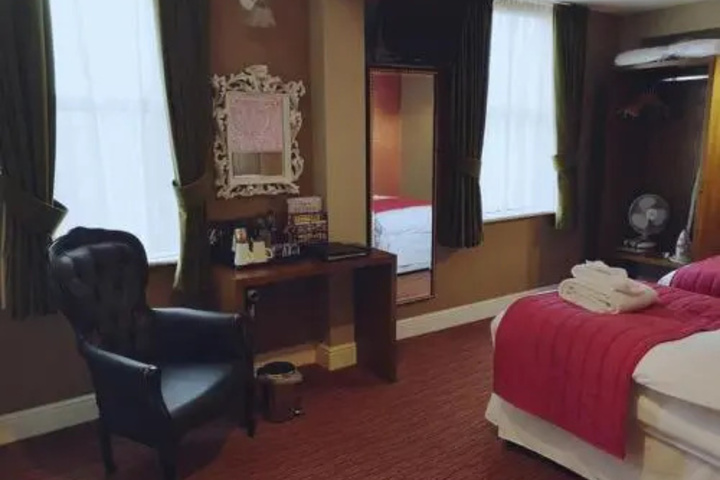 Room 6 of 16