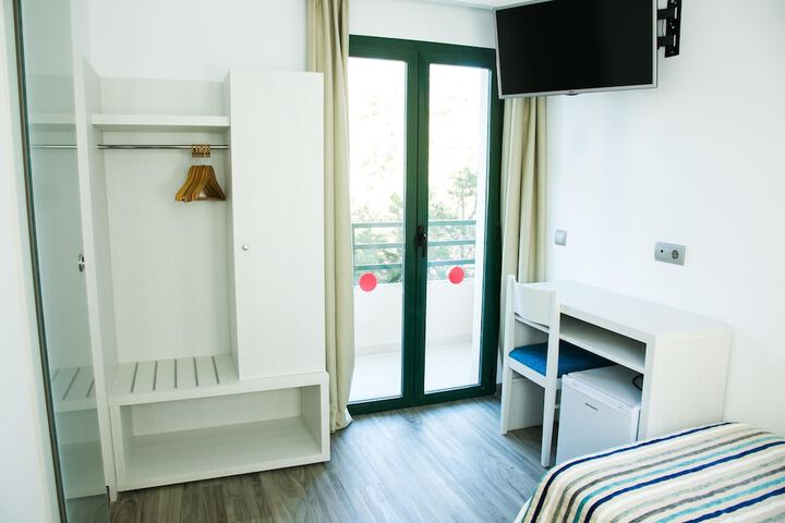 Room 34 of 143